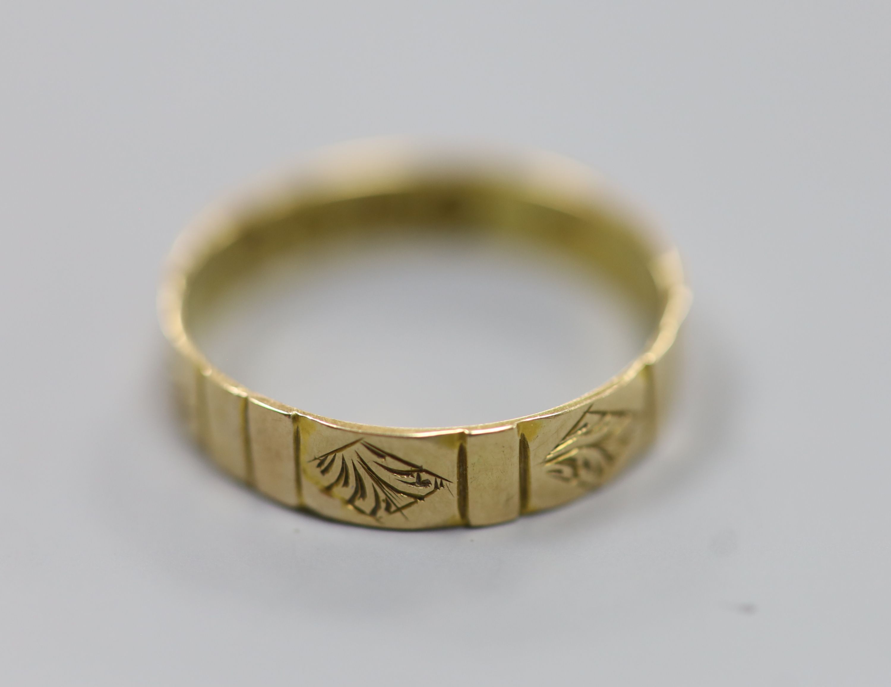 A Victorian engraved 15ct gold wedding band, size R